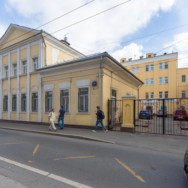 Санди на улице Радио