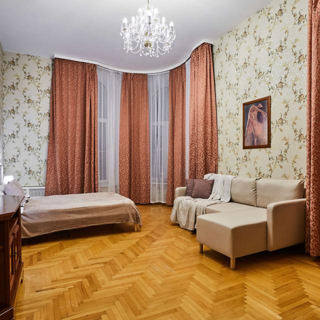 FlatStay Невский 170 | Трешка в центре с эркером и высокими потолками

