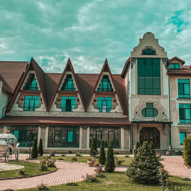Бережки Холл