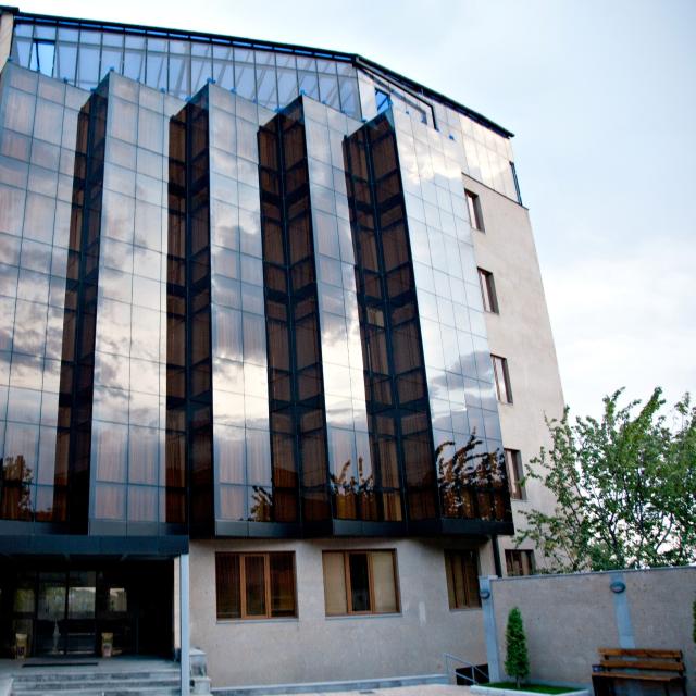 C - Hotel (С - Отель)