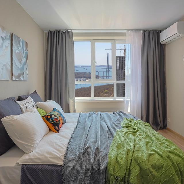 New, cozy 1 bedroom apartment with stunning views of the bridge