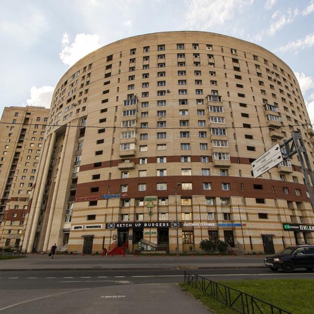 Паруса на площади Комендантская