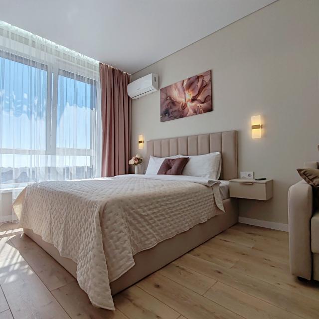 Apartment with a magnificent view of Heroes of Russia Square