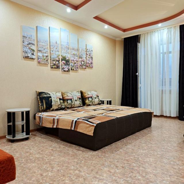 Three-room apartment near the fair