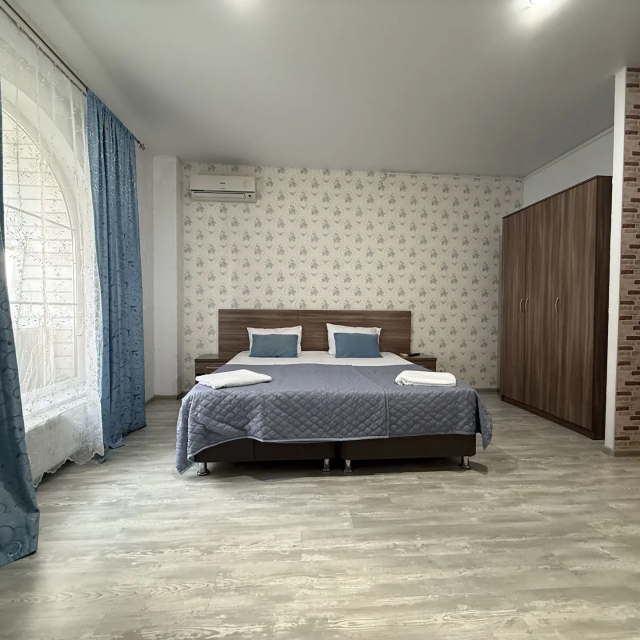 Leon Apartments