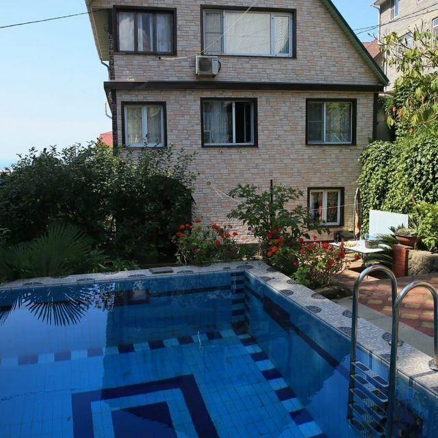 Three-storey house on 10 Lily of the Valley street