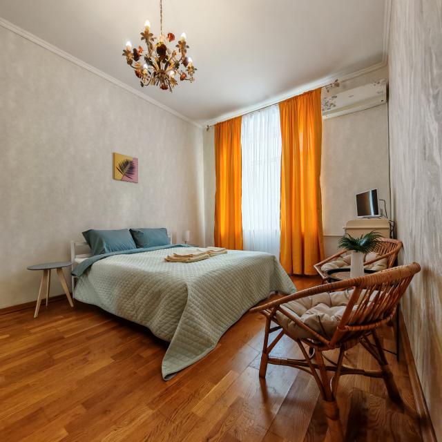 Apartments on Mira ave., 184k1