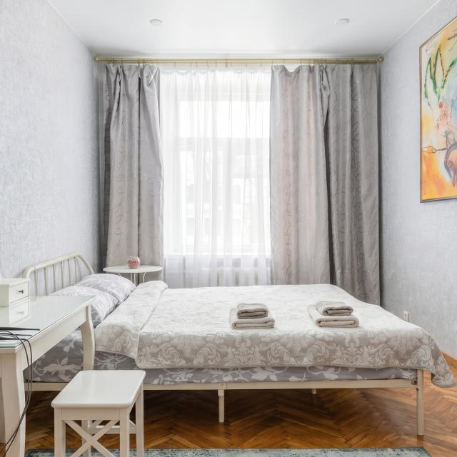 Sutki Rent (Сутки Рент) с видом на набережную канала Грибоедова