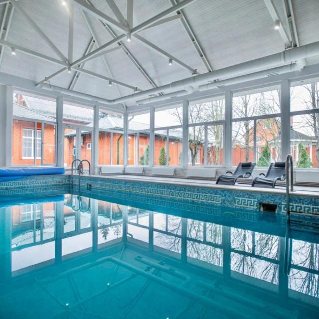House with swimming pools and banquet hall on Dmitrovskoe highway