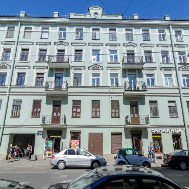 Around the world on Goncharnaya Street
