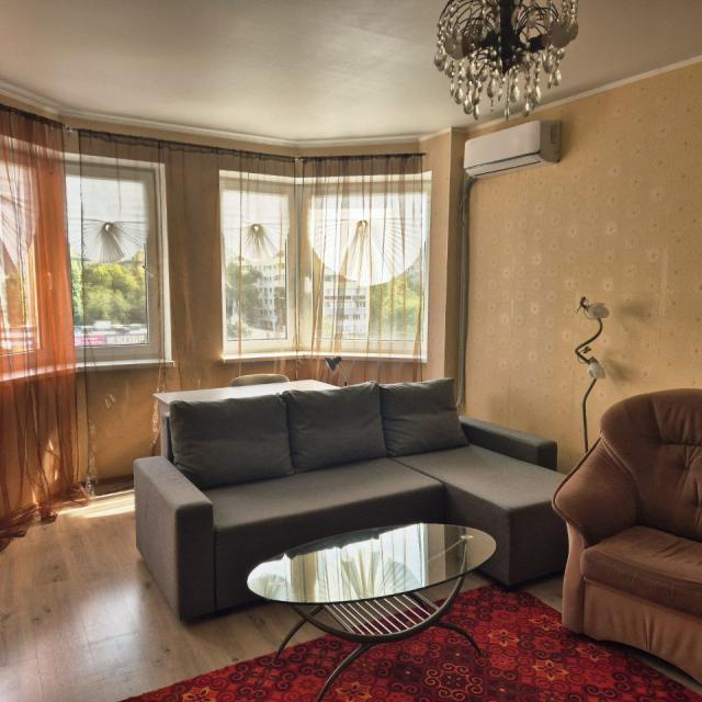 Spacious apartment with bay window in the center of the hero city