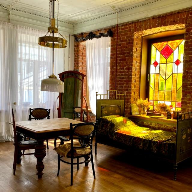 House with stained glass: Historic apartments in the heart of the city