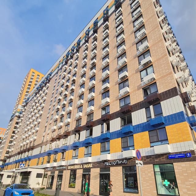 Sunny Days on the street of the Pilot Laryushin 6 building 2
