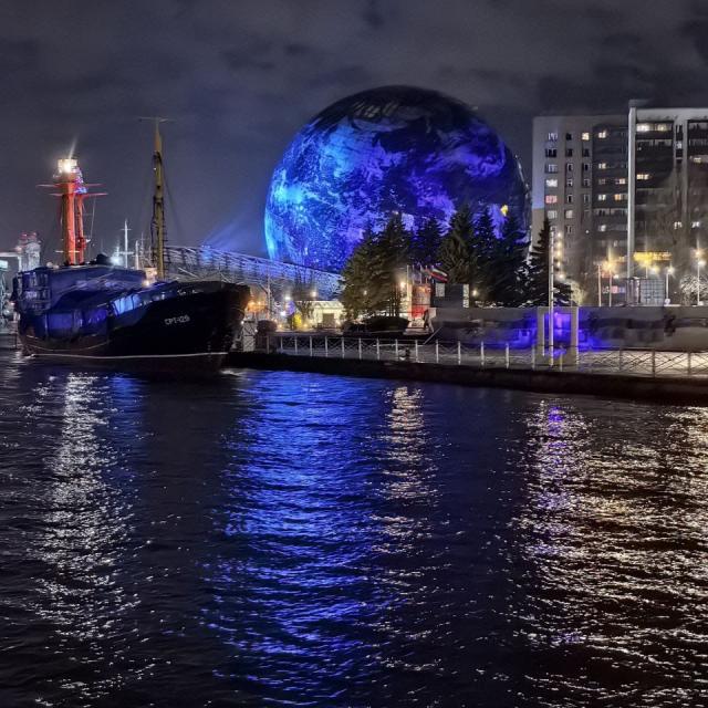2-room apartment with a view of the planet Earth