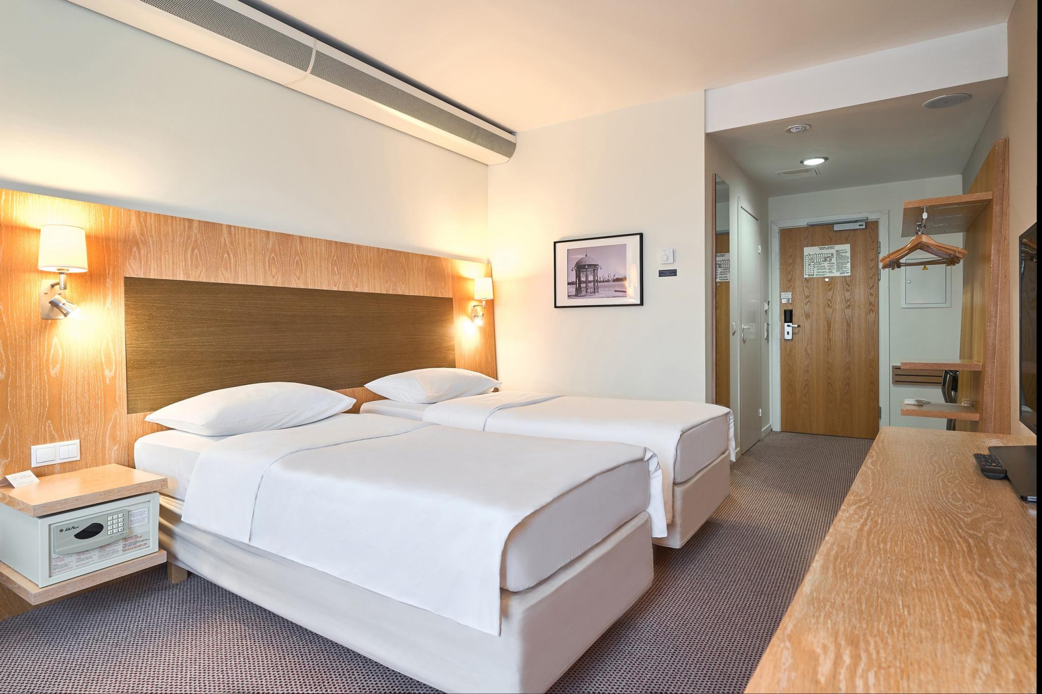 Космос Екатеринбург Отель (Cosmos Ekaterinburg Hotel) - 2