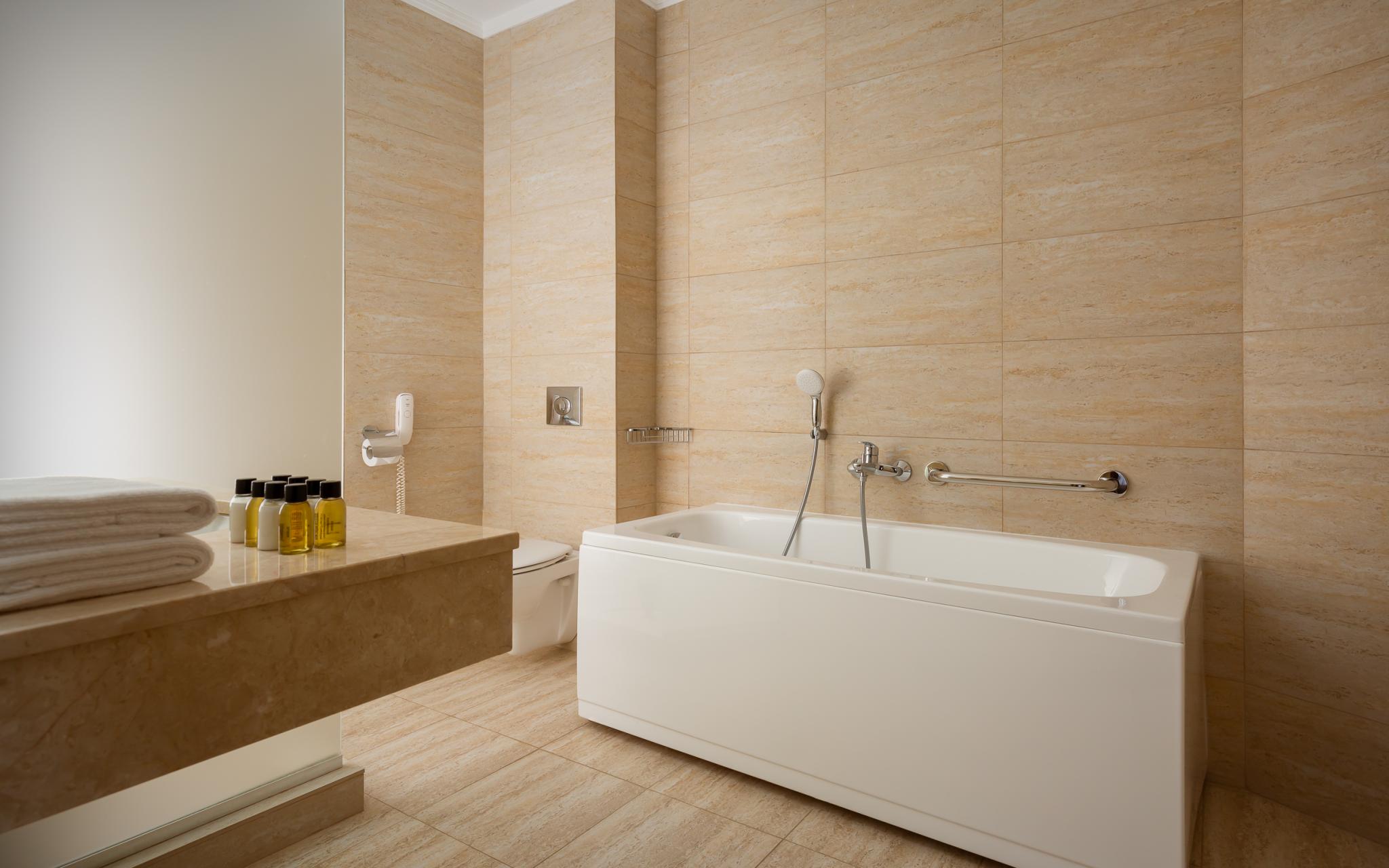 Номер люкс премиум с 2 односпальными и 1 двуспальной кроватью 4