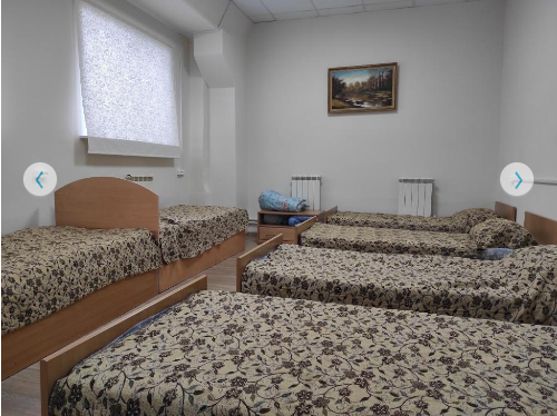 Кровать в шестиместном номере стандарт