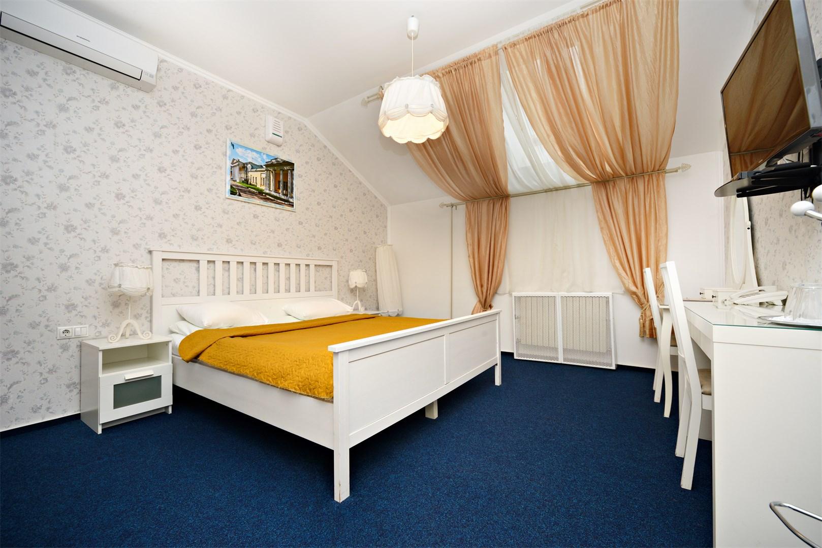 Номер стандарт с 1 двуспальной кроватью (мансарда)