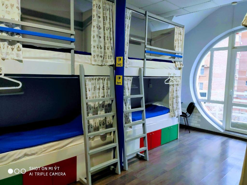 Кровать в общем мужском номере с 4-мя двухъярусными кроватями 3