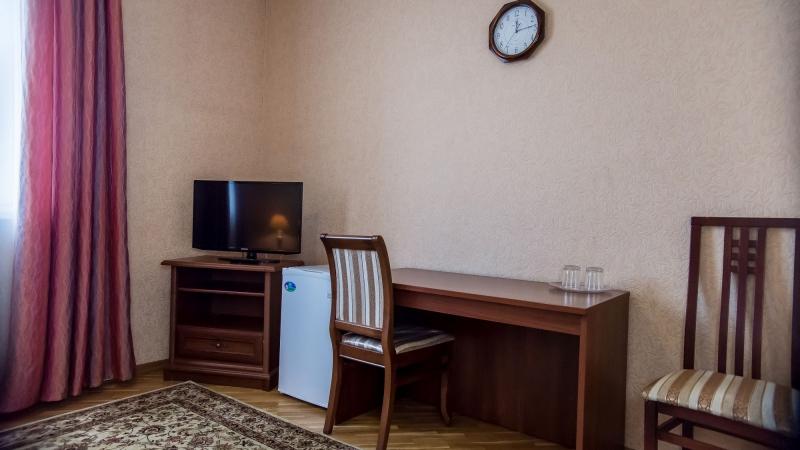 Номер стандарт с 1 двуспальной кроватью 4
