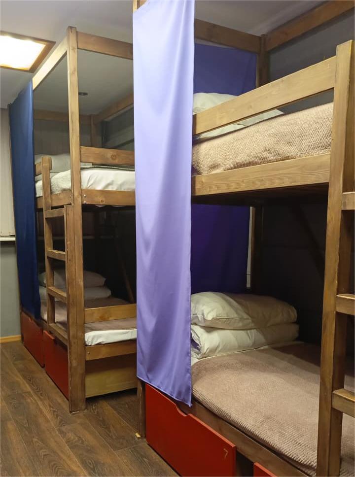 Кровать в 8-местном общем мужском номере (Удобства на этаже) в Lv.hostel