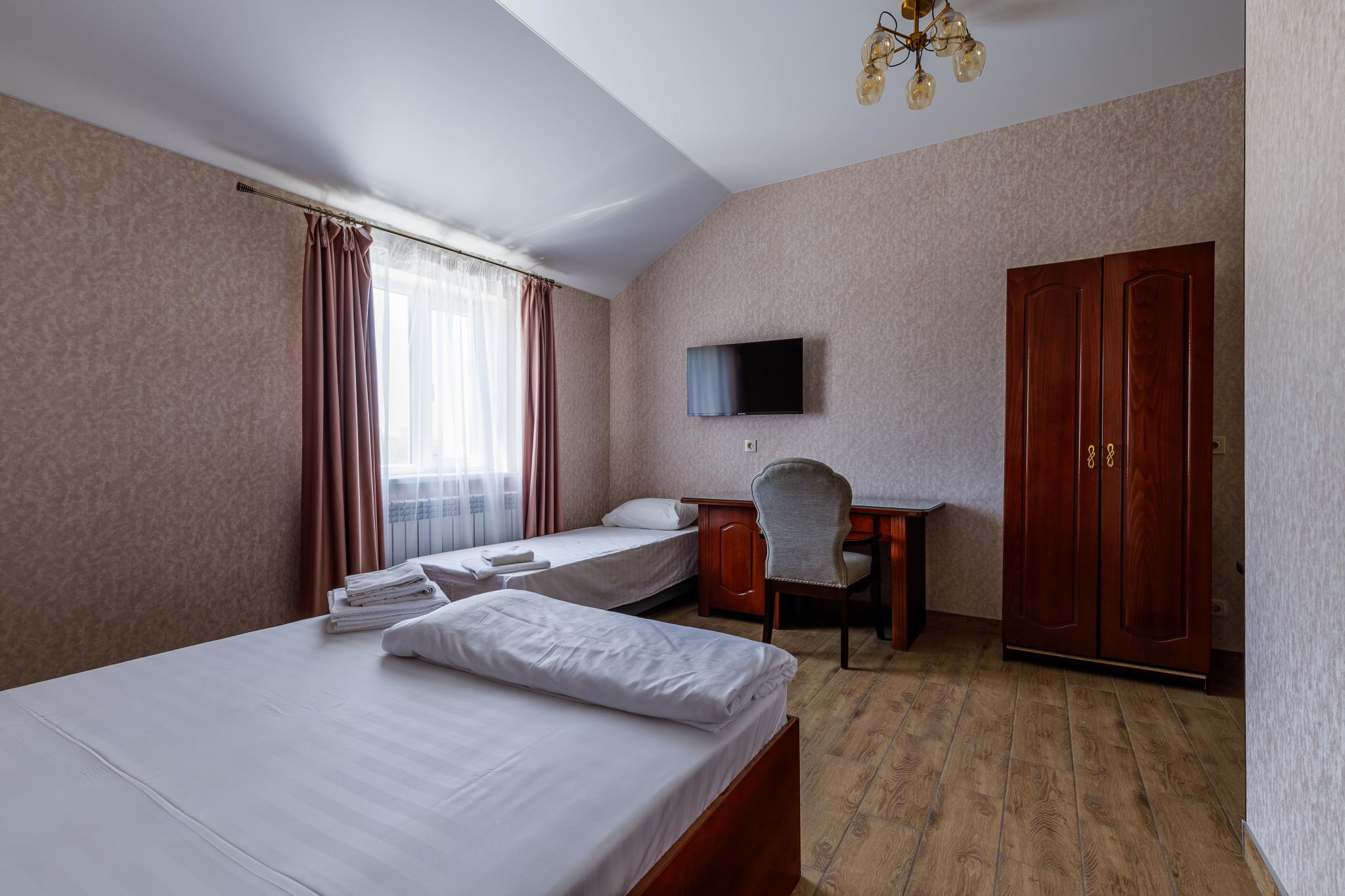 Номер эконом стандарт с 1 односпальной и 1 двуспальной кроватью 2