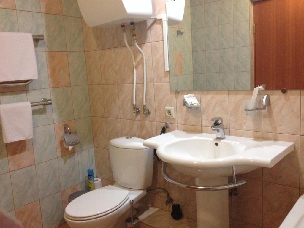 Номер стандарт с 1 двуспальной кроватью 4