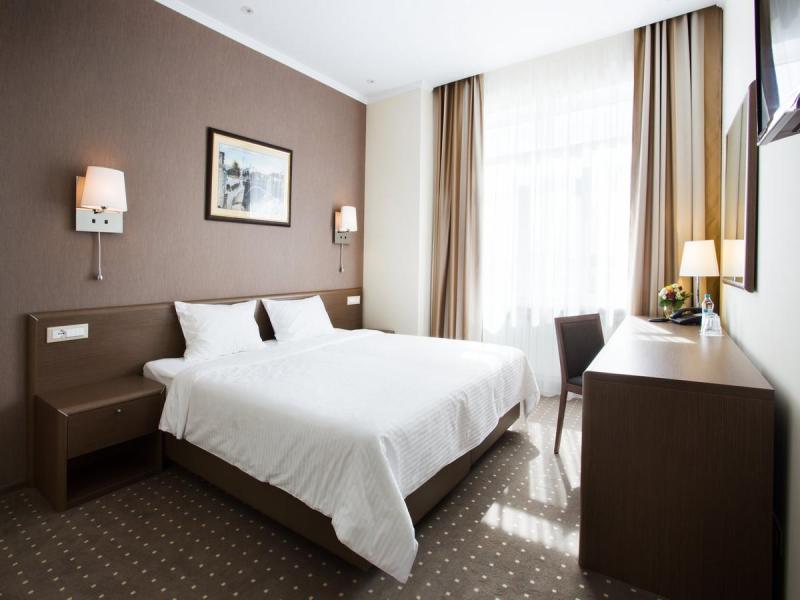 D-Hotel (Д)