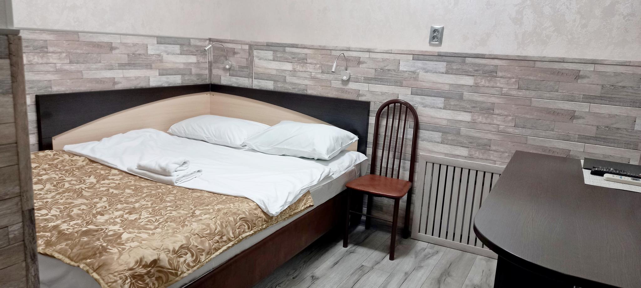 Номер стандарт с 1 двуспальной кроватью (без окна)