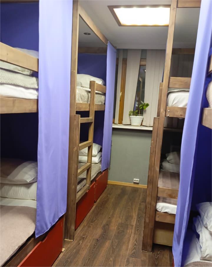 Кровать в 8-местном общем мужском номере (Удобства на этаже) в Lv.hostel
