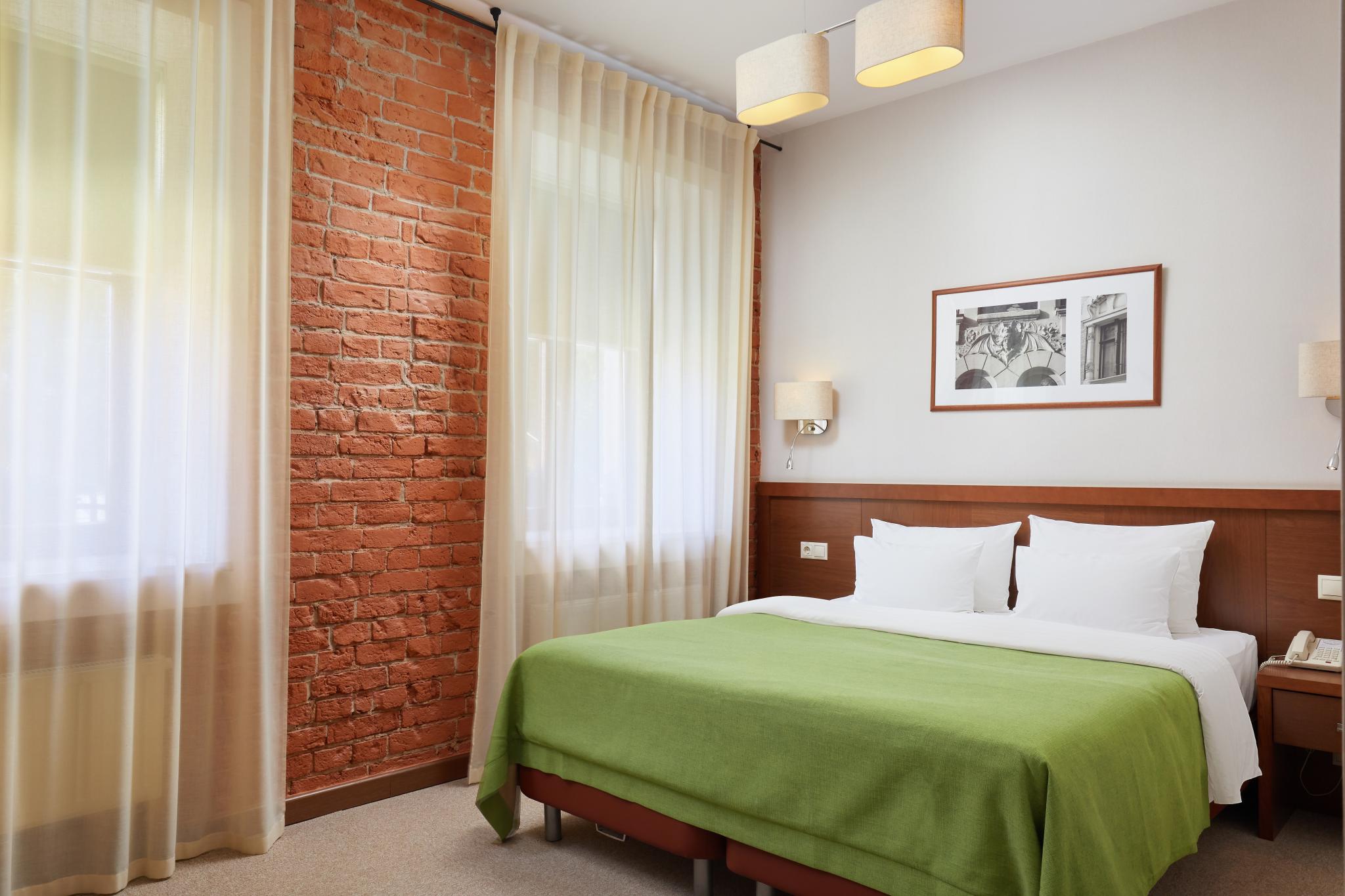 Стандартный однокомнатный номер с двуспальной кроватью 4