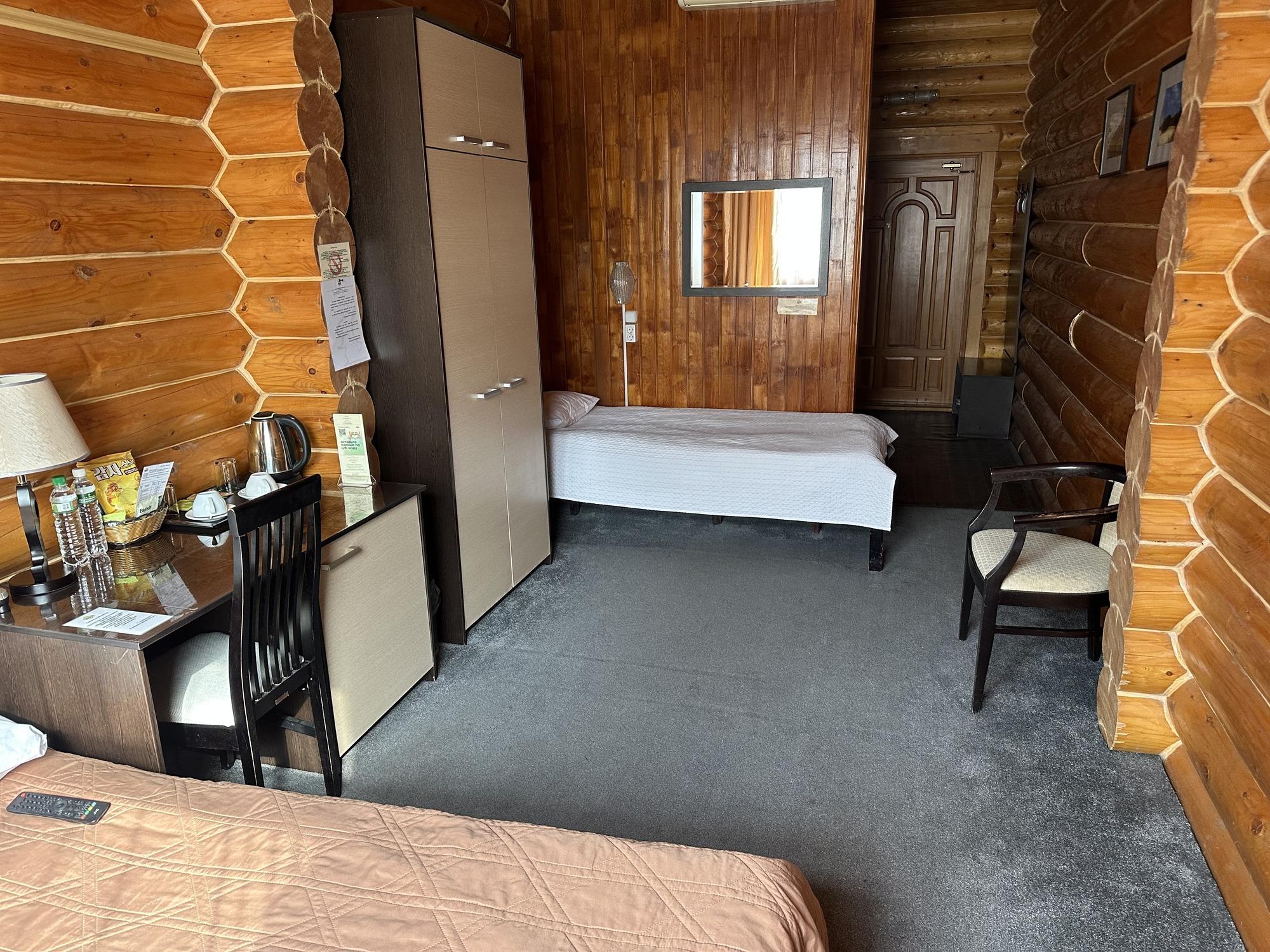 Номер стандарт с 1 двуспальной кроватью и 1 односпальной кроватью 3