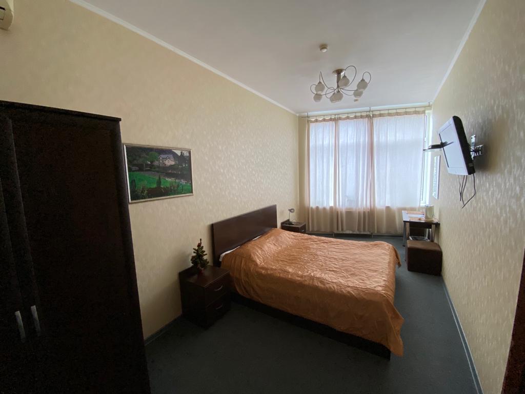 Номер стандарт с 1 двуспальной кроватью