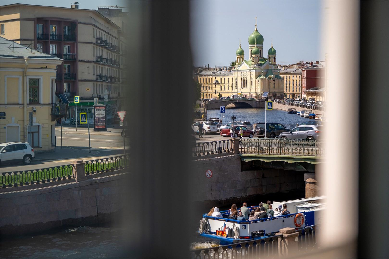 Улучшенный номер с видом на Крюков канал с двуспальной кроватью 3
