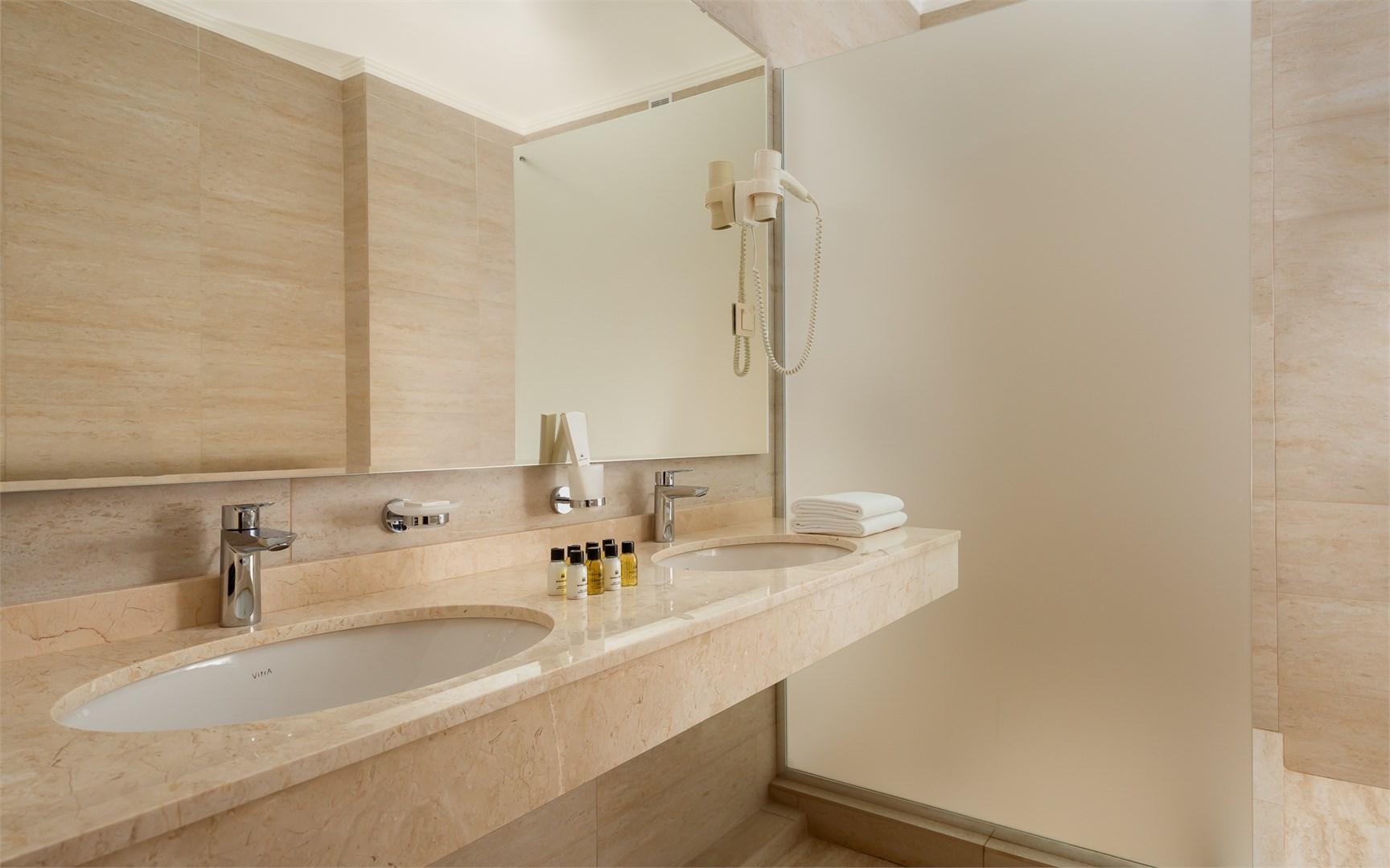 Номер полулюкс с 1 двуспальной кроватью с видом на море 3