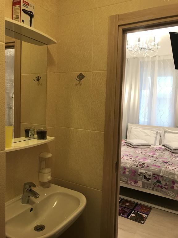 Номер стандарт с 1 двуспальной кроватью 4