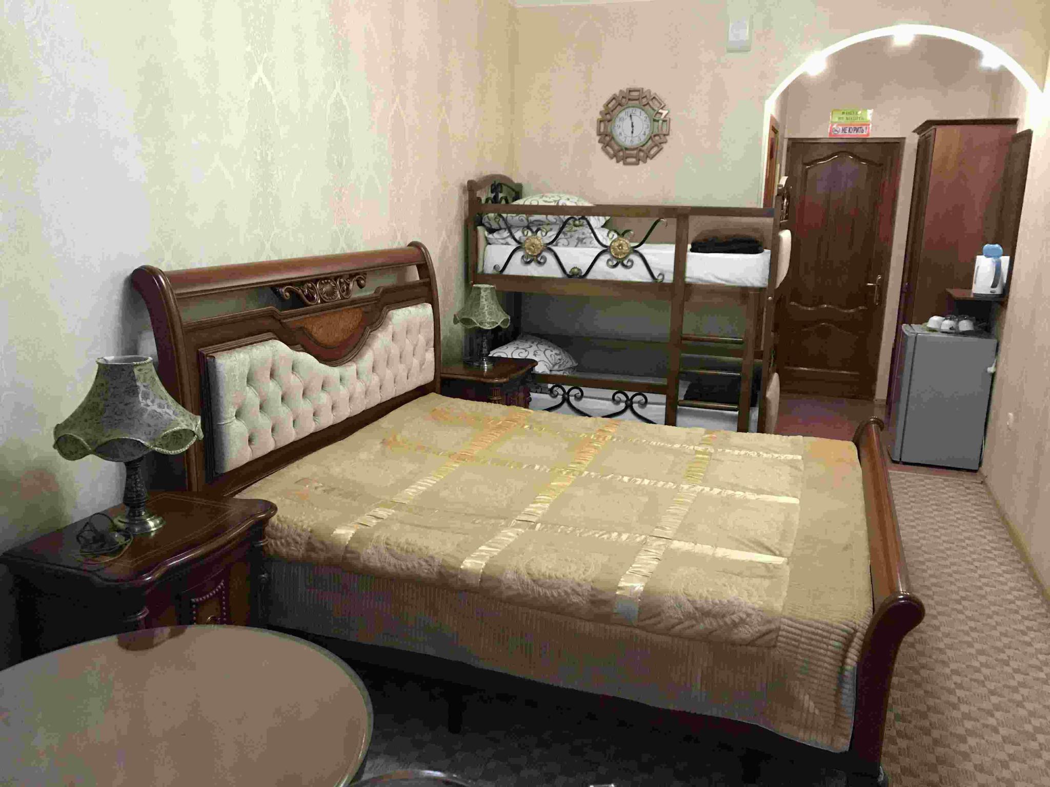 Номер стандарт с 1 двуспальной кроватью и 1 двухъярусной кроватью 4