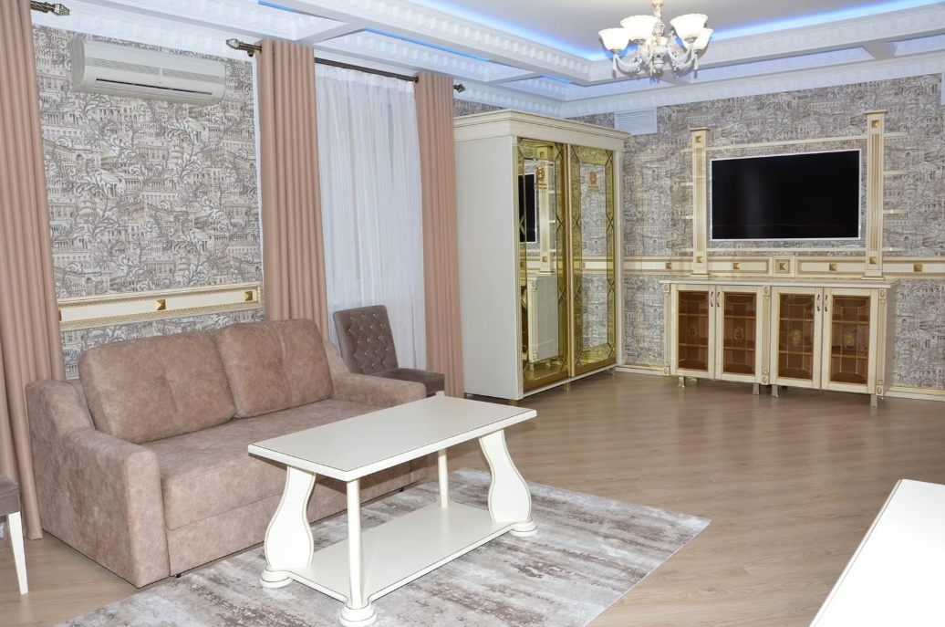 Номер люкс семейный с 1 двуспальной кроватью 2