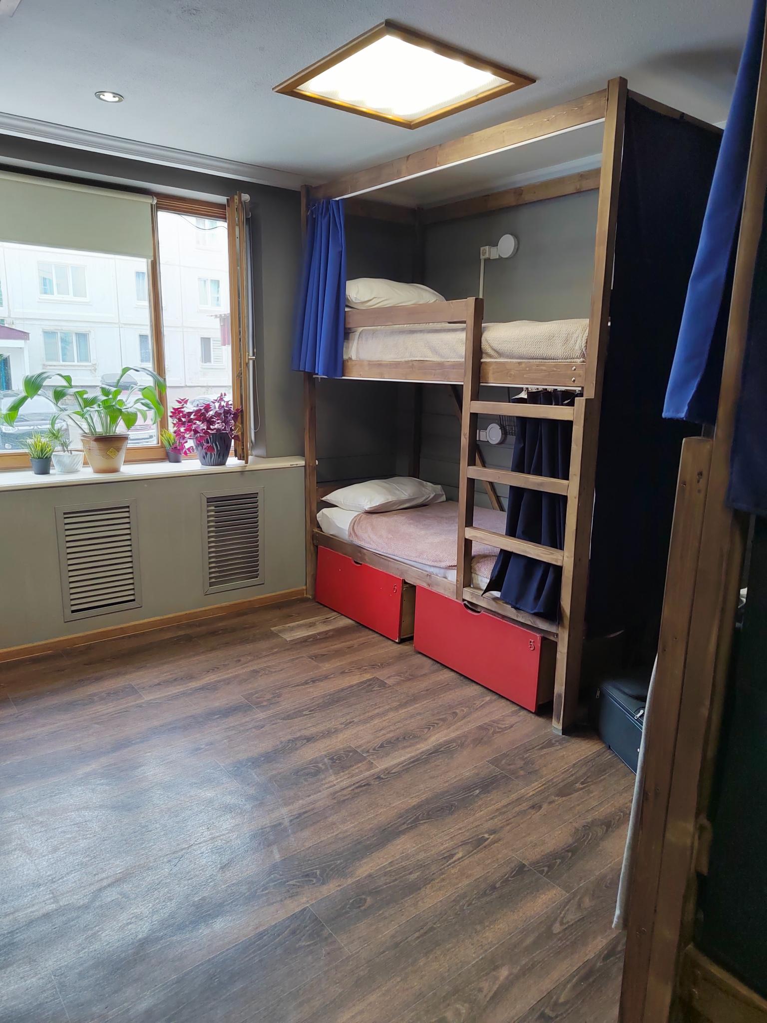 Кровать в 8-местном общем женском номере (Удобства на этаже) в Lv.hostel