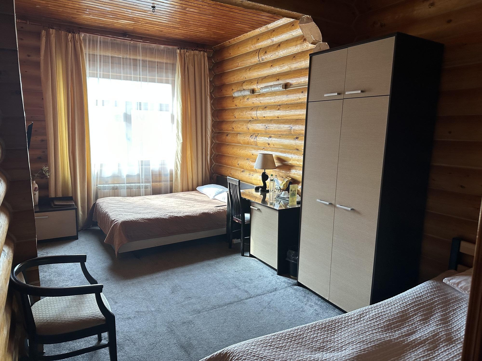 Номер стандарт с 1 двуспальной кроватью и 1 односпальной кроватью 2