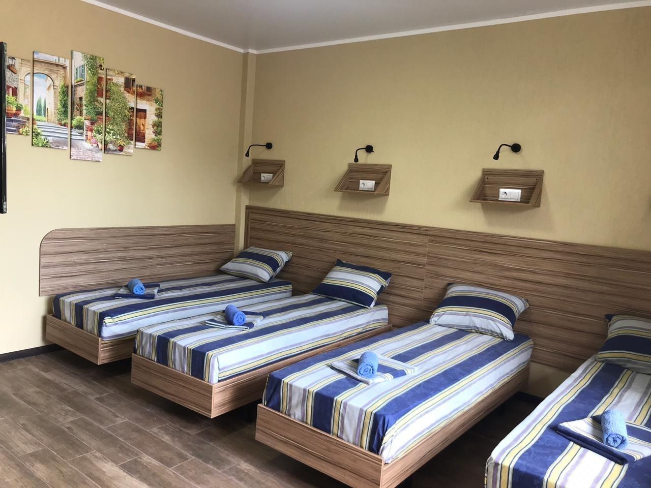 Номер стандарт улучшенный с 4 односпальными кроватями 2
