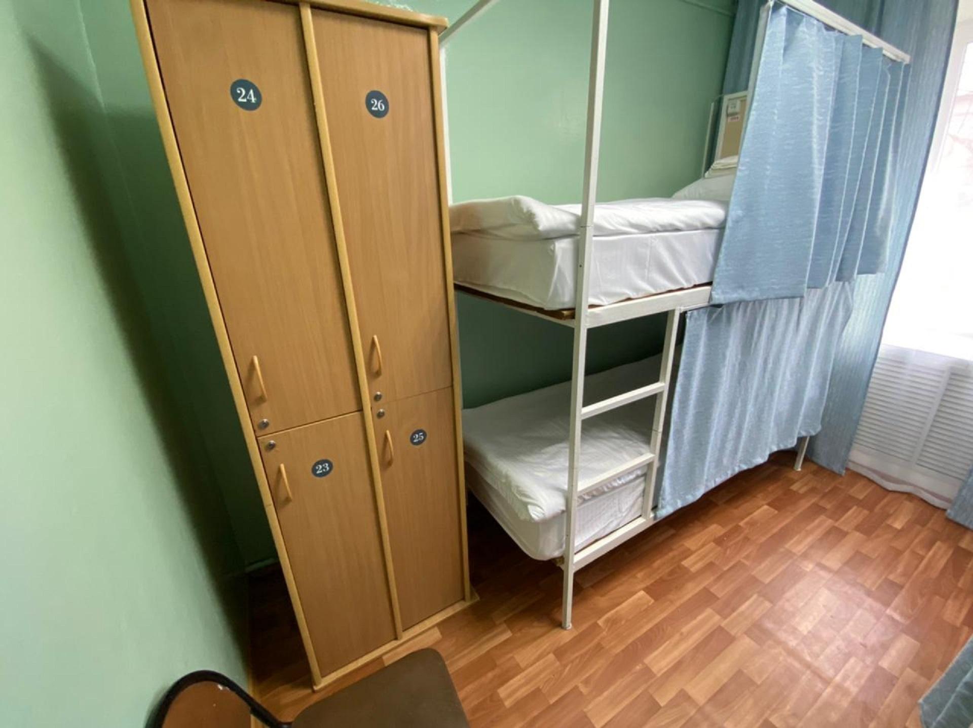 Кровать в 8-местном общем номере