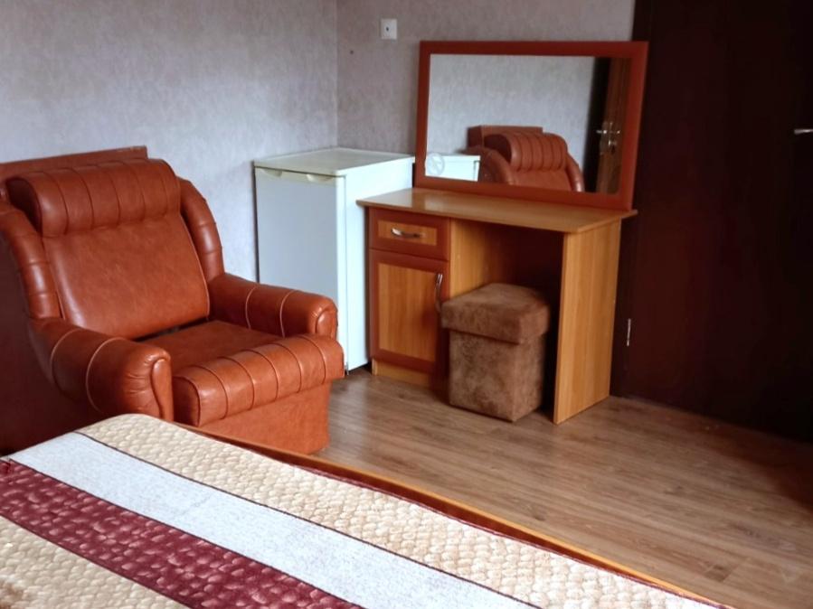 Номер стандарт с 1 двуспальной кроватью и балконом 2