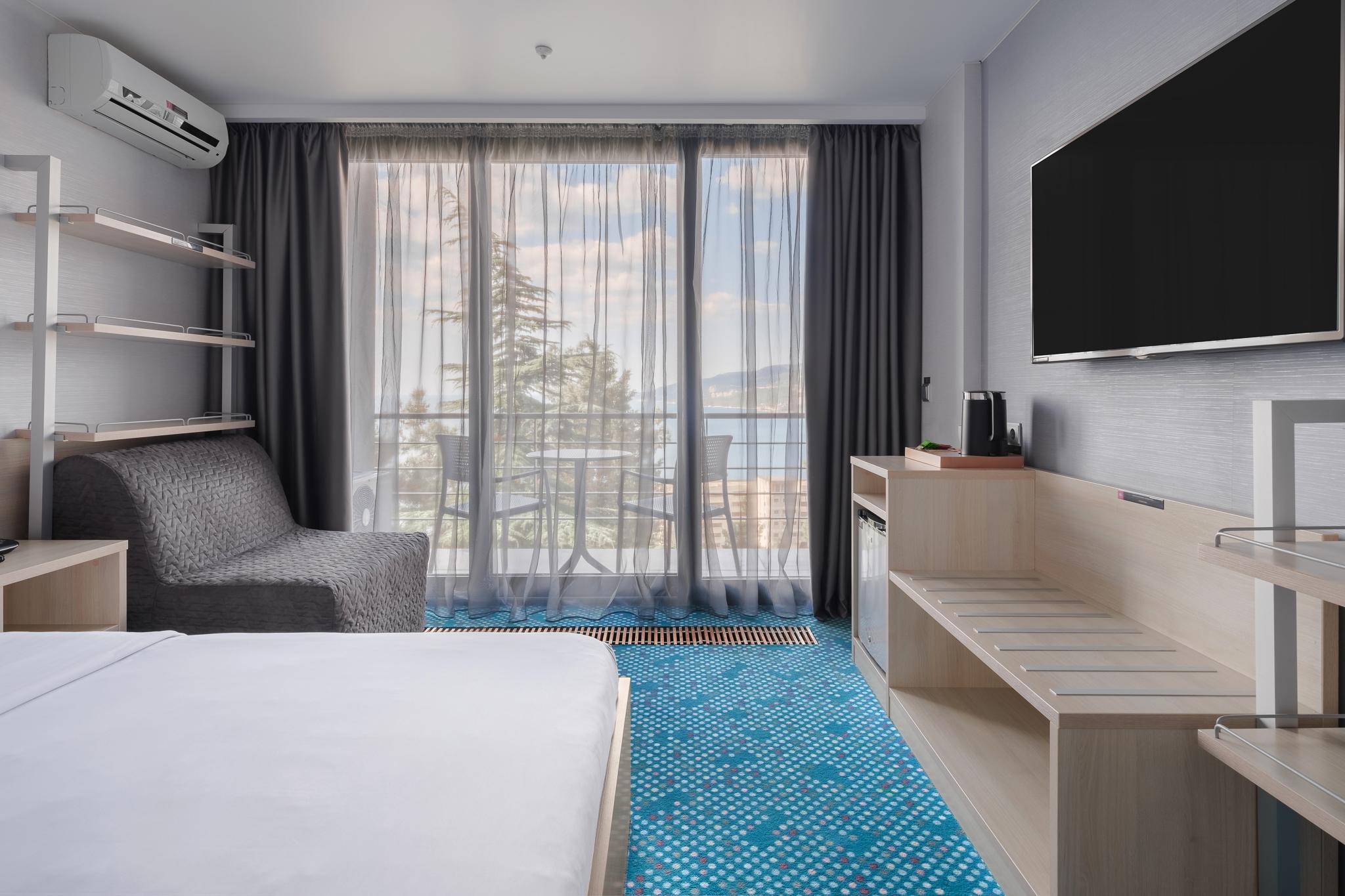 Стандарт улучшенный с двуспальной кроватью и раскладным креслом (YALTA INTOURIST GREEN PARK)