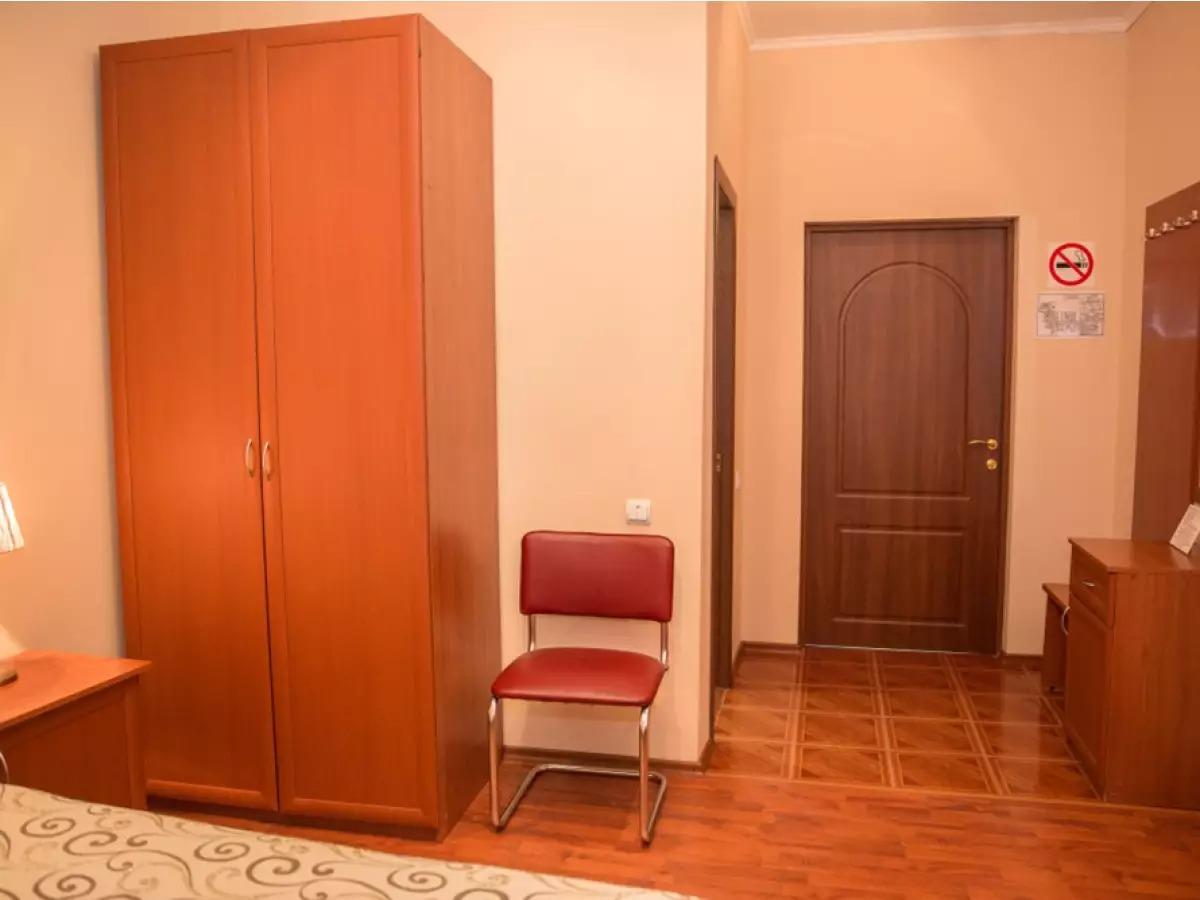 Номер стандарт с 1 двуспальной кроватью 3