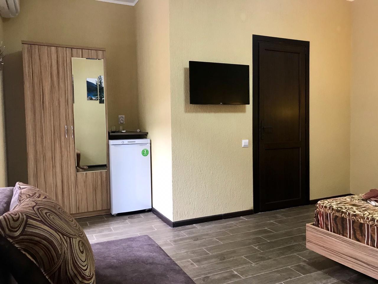 Номер стандарт улучшенный с 1 двуспальной кроватью и диваном 4