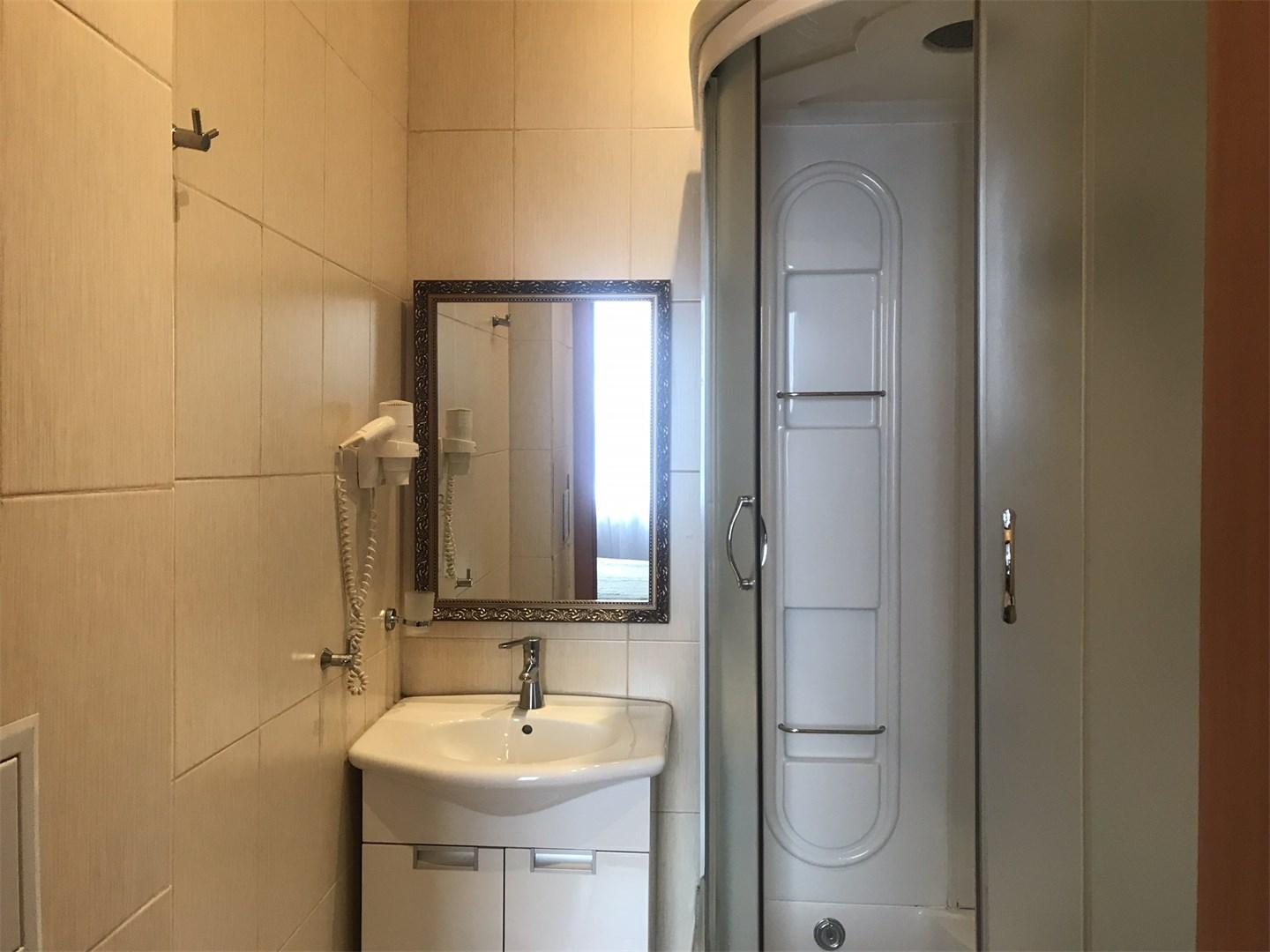 Номер стандарт с 1 двуспальной кроватью 4