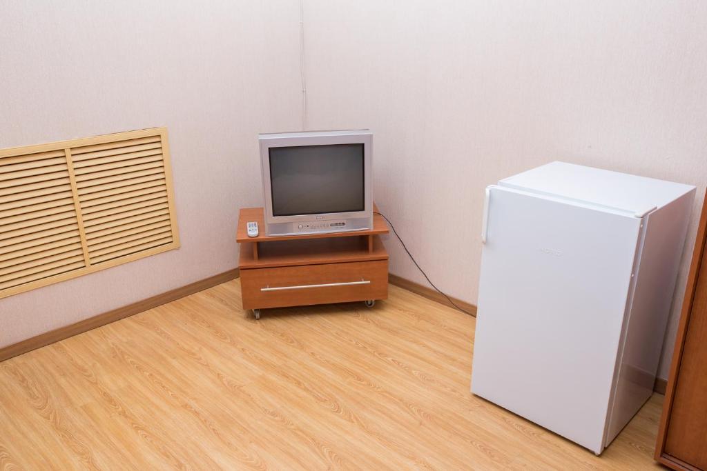 Номер стандарт с 2 односпальными кроватями и диваном (с завтраком) 3
