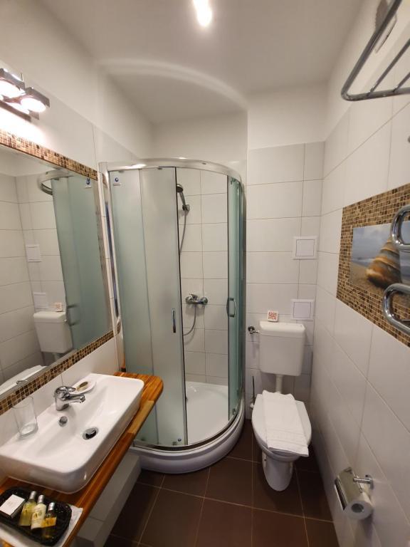 Номер стандарт с 1 двуспальной кроватью и балконом 2