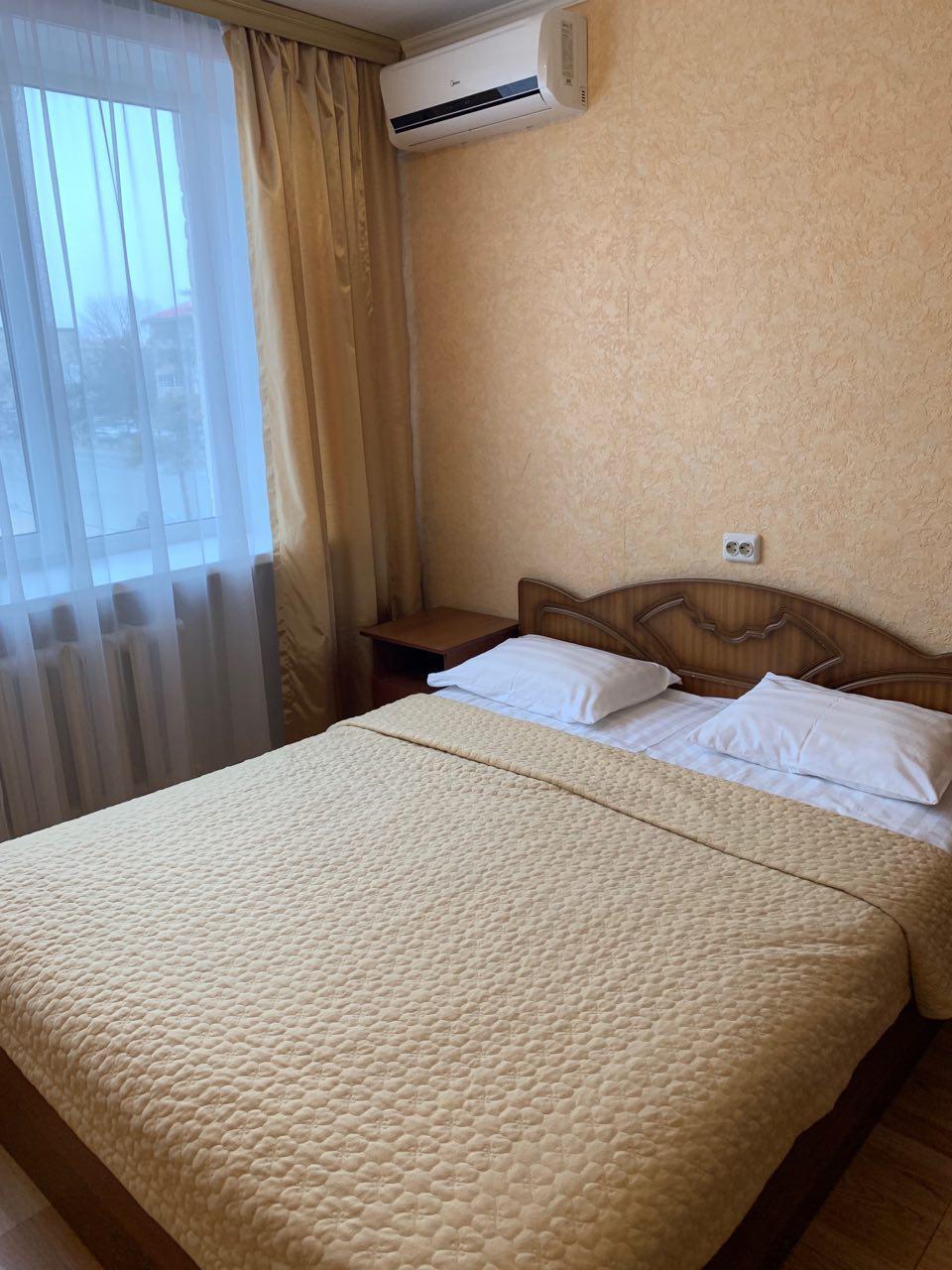Номер стандарт с 1 двуспальной кроватью 4